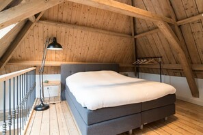 1 slaapkamer, een bureau, een strijkplank/strijkijzer, reisbedje