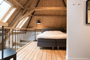 1 chambre, bureau, fer et planche Ă  repasser, lit parapluie