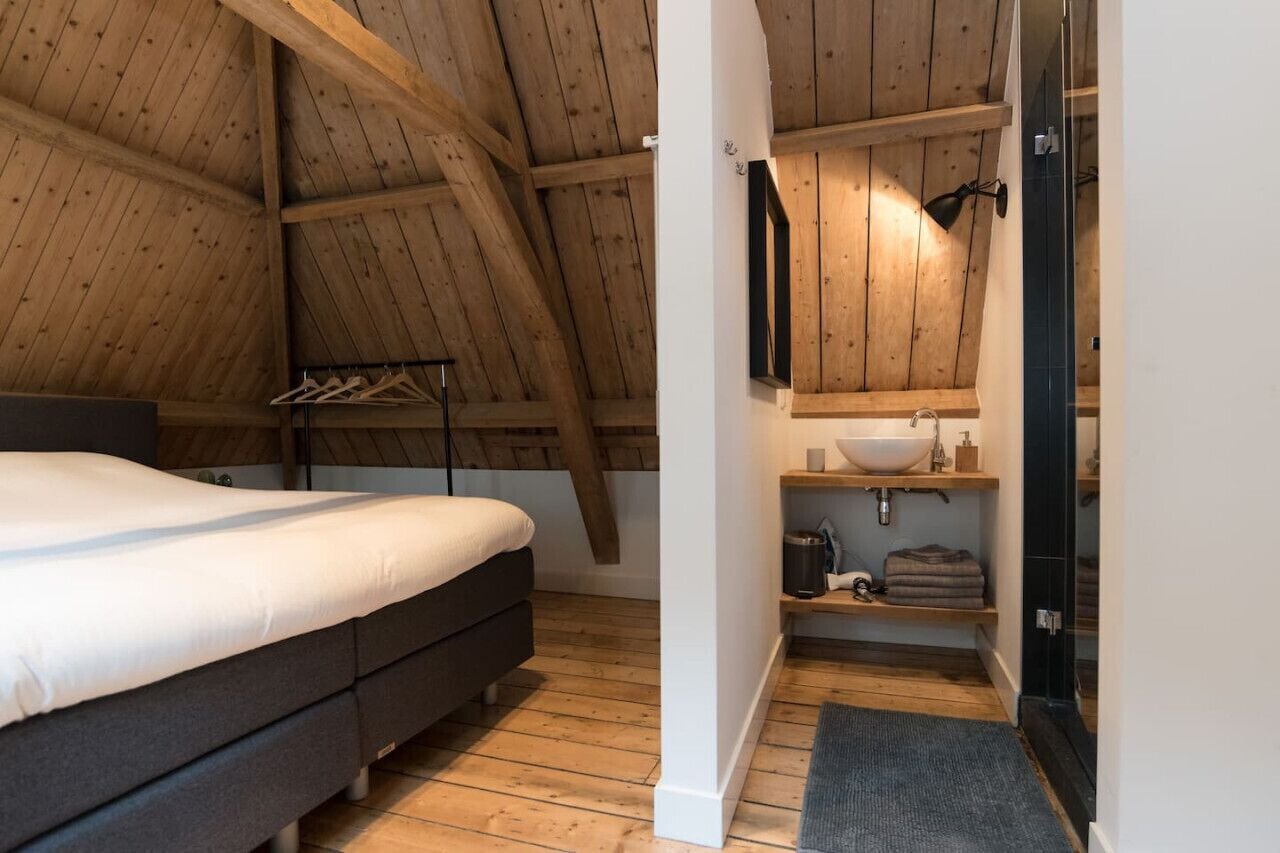 1 slaapkamer, een bureau, een strijkplank/strijkijzer, reisbedje