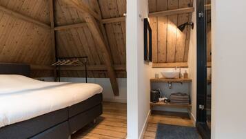 1 slaapkamer, een bureau, een strijkplank/strijkijzer, reisbedje