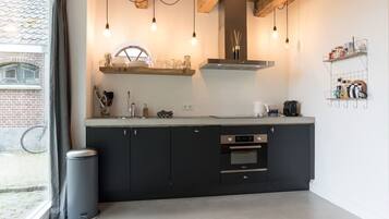 Een koelkast, een magnetron, een oven, een kookplaat