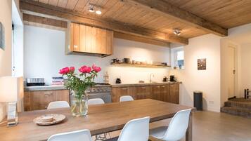 Een koelkast, een oven, een kookplaat, een vaatwasser