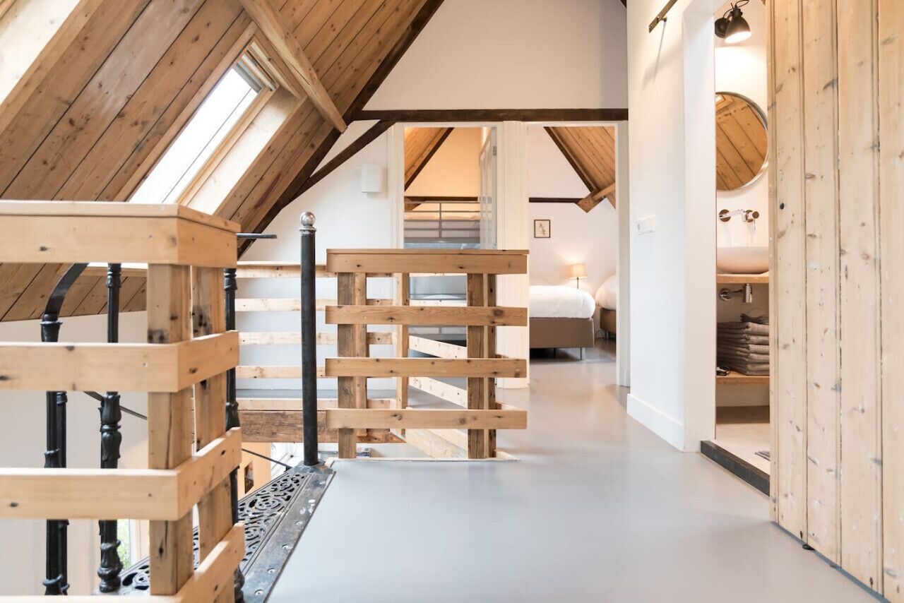 3 slaapkamers, een bureau, een strijkplank/strijkijzer, reisbedje