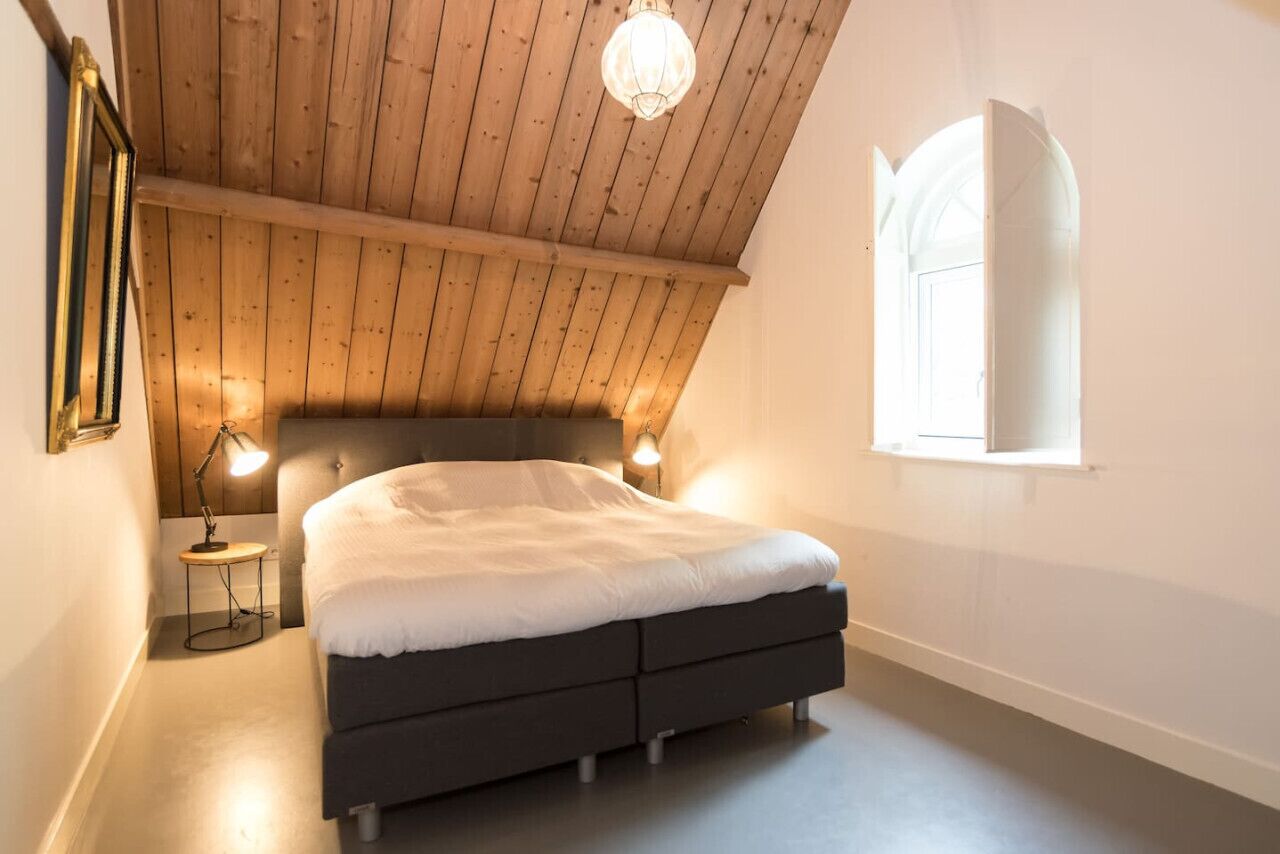 3 slaapkamers, een bureau, een strijkplank/strijkijzer, reisbedje