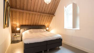 3 slaapkamers, een bureau, een strijkplank/strijkijzer, reisbedje