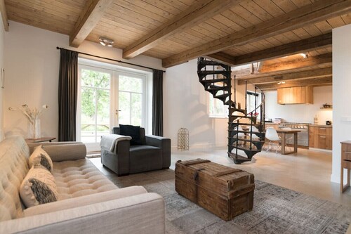 1. Stylish Fully Equipped Family Home with Big Garden