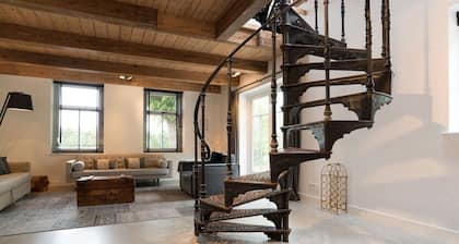 1. Stylish Fully Equipped Family Home with Big Garden