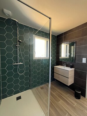 Shower, hair dryer, towels, soap - Villa L ESTRAN new sea view 10P 400 m from the sea in PLOUNEOUR BRIGNOGAN PLAGES (Plounéour-Brignogan-plages)