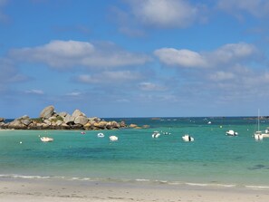 Vlak bij het strand, ligstoelen