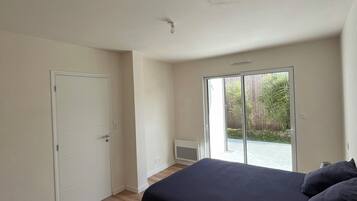 4 bedrooms, desk, iron/ironing board, travel crib