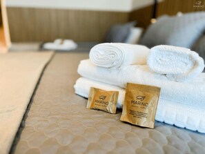 Exclusieve vierpersoonskamer | Luxe beddengoed, pillowtop-bedden, een minibar, een laptopwerkplek