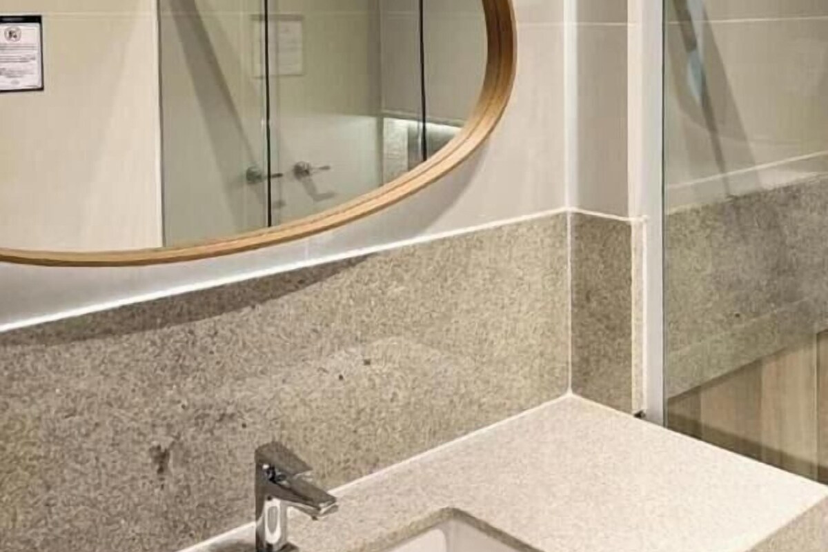 Premium-Doppelzimmer, Meerblick, Strandnähe | Badezimmer | Dusche, Haartrockner, Handtücher, Seife