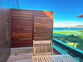 Ropa de cama de alta calidad, colchones con pillow-top y minibar 
