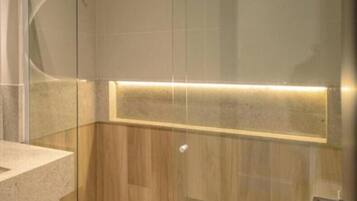 Habitación clásica con 2 camas individuales | Baño | Ducha, secador de pelo, toallas y jabón