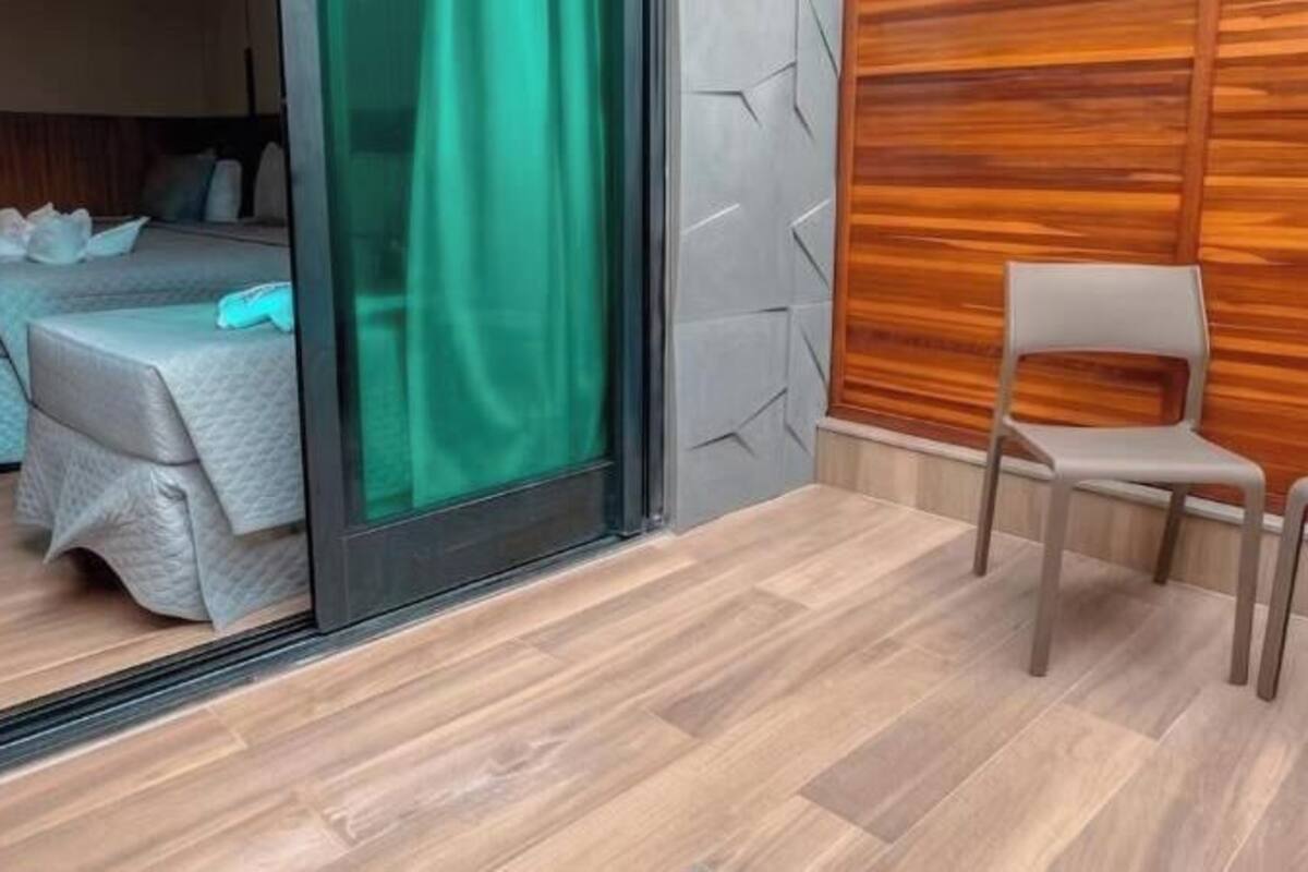 Biancheria da letto di alta qualità, materassi a doppio strato, minibar