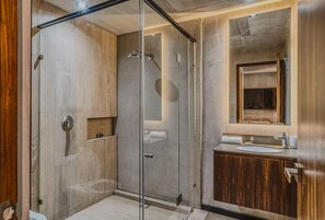 Dusch, hårtork, handdukar och tvål