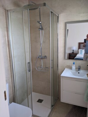 Ducha, secador de pelo, toallas y jabón