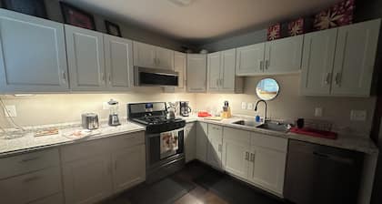 Peaceful One Bedroom Attached Suite on Secluded 10 Acres on the River