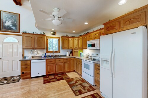 Rustic cabin w/ expansive outdoor space,  gas firepit, W/D & free WiFi