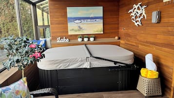 Superior Room, Private Bathroom, Garden View | Private spa tub