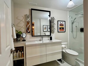 Premium-Zimmer, 1 King-Bett, eigenes Bad | Badezimmer