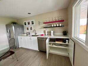 Full-sized fridge, dishwasher, coffee/tea maker, electric kettle - Lake and the City Bed and Breakfast (West Kelowna)