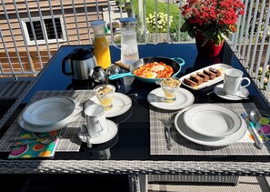 Free daily full breakfast  - Lake and the City Bed and Breakfast (West Kelowna)