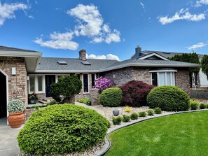 Front of property - Lake and the City Bed and Breakfast (West Kelowna)