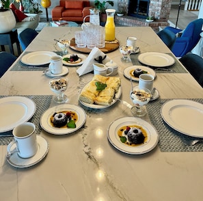 Free daily full breakfast  - Lake and the City Bed and Breakfast (West Kelowna)