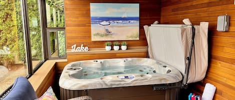 Habitación superior, baño privado, vista al jardín | Tina de hidromasaje privada