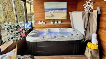 Chambre supérieure, salle de bain privée, vue sur le jardin | Baignoire à remous privée