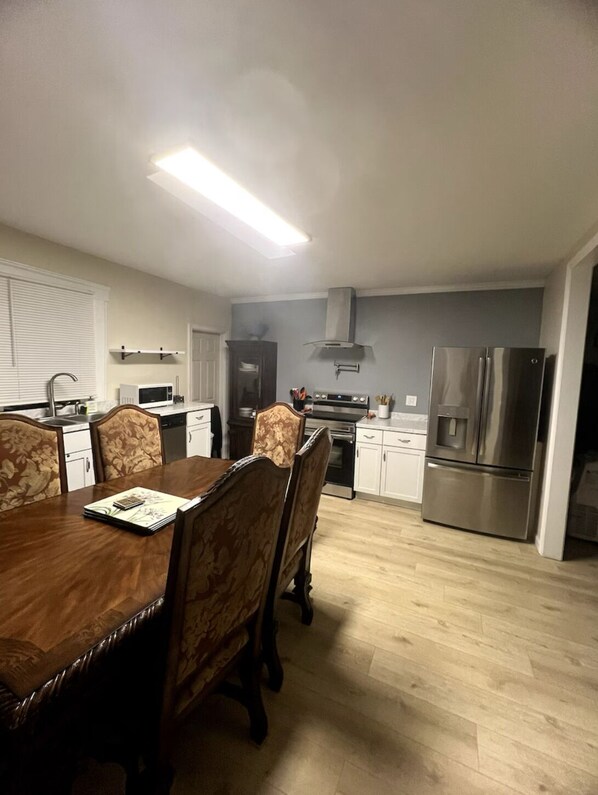 Microwave, oven, dishwasher, coffee/tea maker