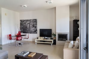 Living area - 2-floor house, free parking, 10 min from city center, for families and groups. (Chania)