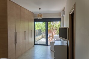Interior - 2-floor house, free parking, 10 min from city center, for families and groups. (Chania)