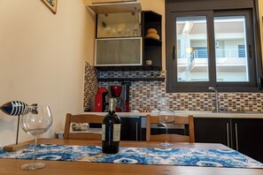Private kitchen - 2-floor house, free parking, 10 min from city center, for families and groups. (Chania)