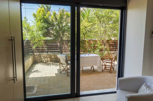 2-floor house, free parking, 10 min from city center, for families and groups.