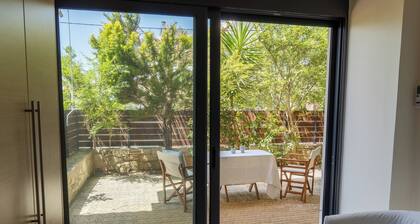 2-floor house, free parking, 10 min from city center, for families and groups.