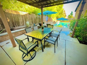 Outdoor dining - Spacious 4-bedroom house with pool and spa in north Fresno (Fresno)