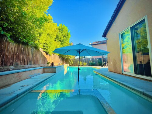 Spacious 4-bedroom house with pool and spa in north Fresno