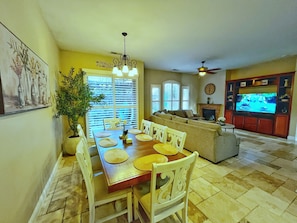 Dining - Spacious 4-bedroom house with pool and spa in north Fresno (Fresno)