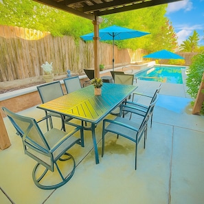 Outdoor dining - Spacious 4-bedroom house with pool and spa in north Fresno (Fresno)