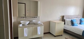 2 quartos, ferros/tábuas de passar roupa, Wi-Fi, roupa de cama