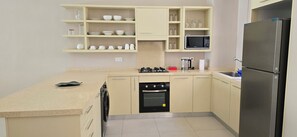Geladeira, micro-ondas, fogão, cooktop