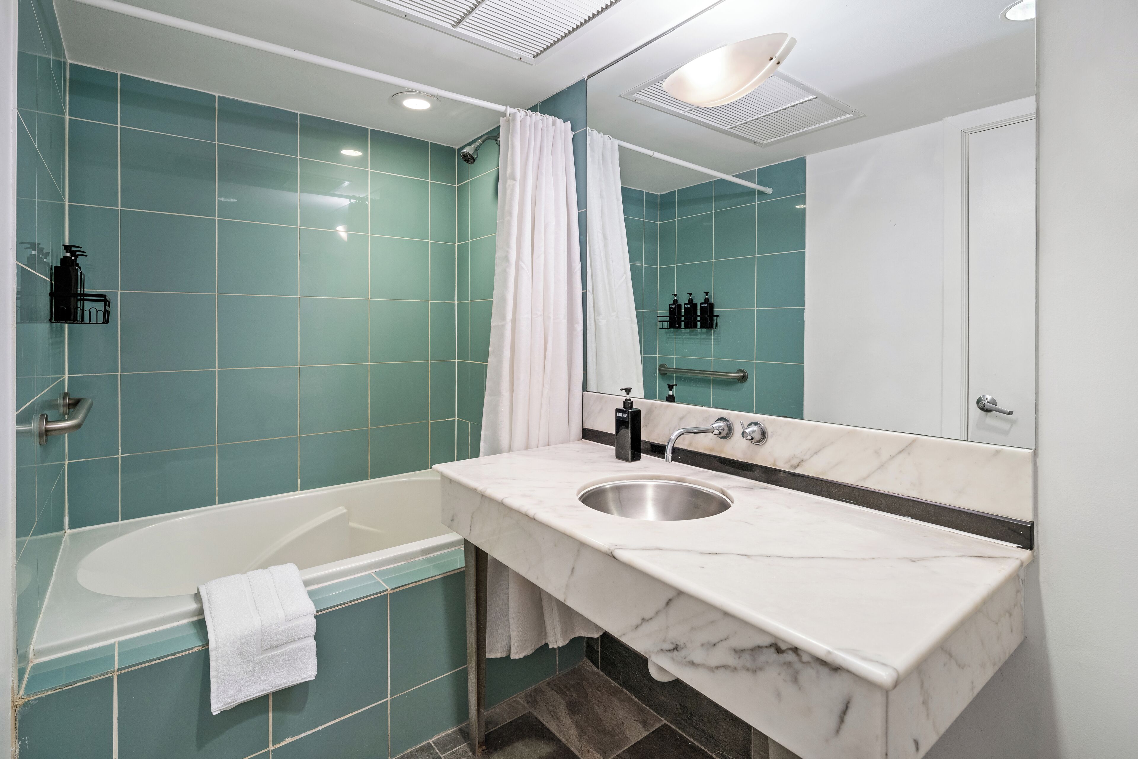 Double Queen Room - La Flora Building (Self Check-in) | Bathroom