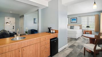 Deluxe Suite, 1 Katil Raja (King) dengan Katil Sofa (Lean On-Site Support) | Ruang tamu | TV Pintar