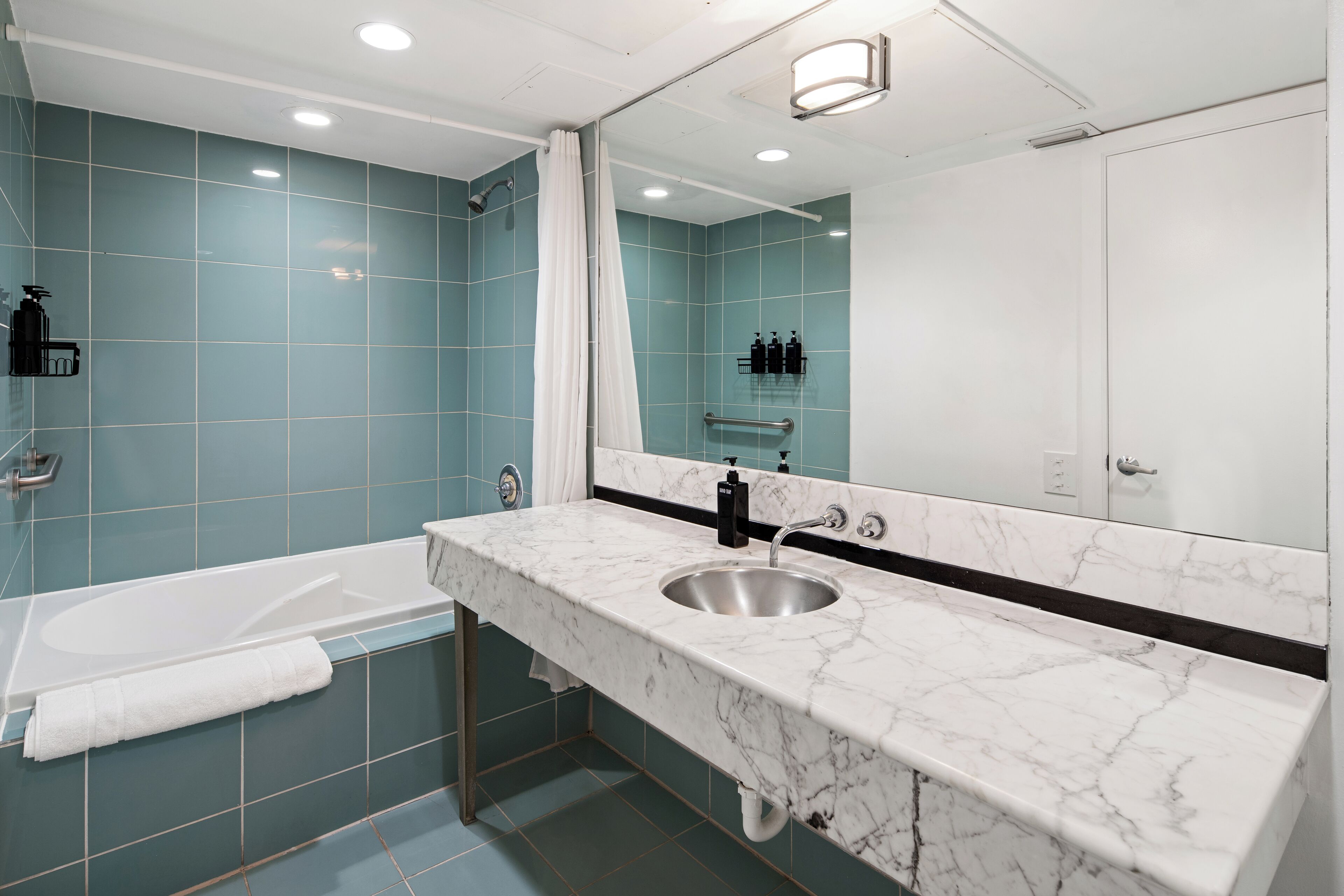 Deluxe Suite, 1 Katil Raja (King) dengan Katil Sofa (Lean On-Site Support) | Bilik Mandi | Kelengkapan dandanan diri percuma, pengering rambut, tuala disediakan 