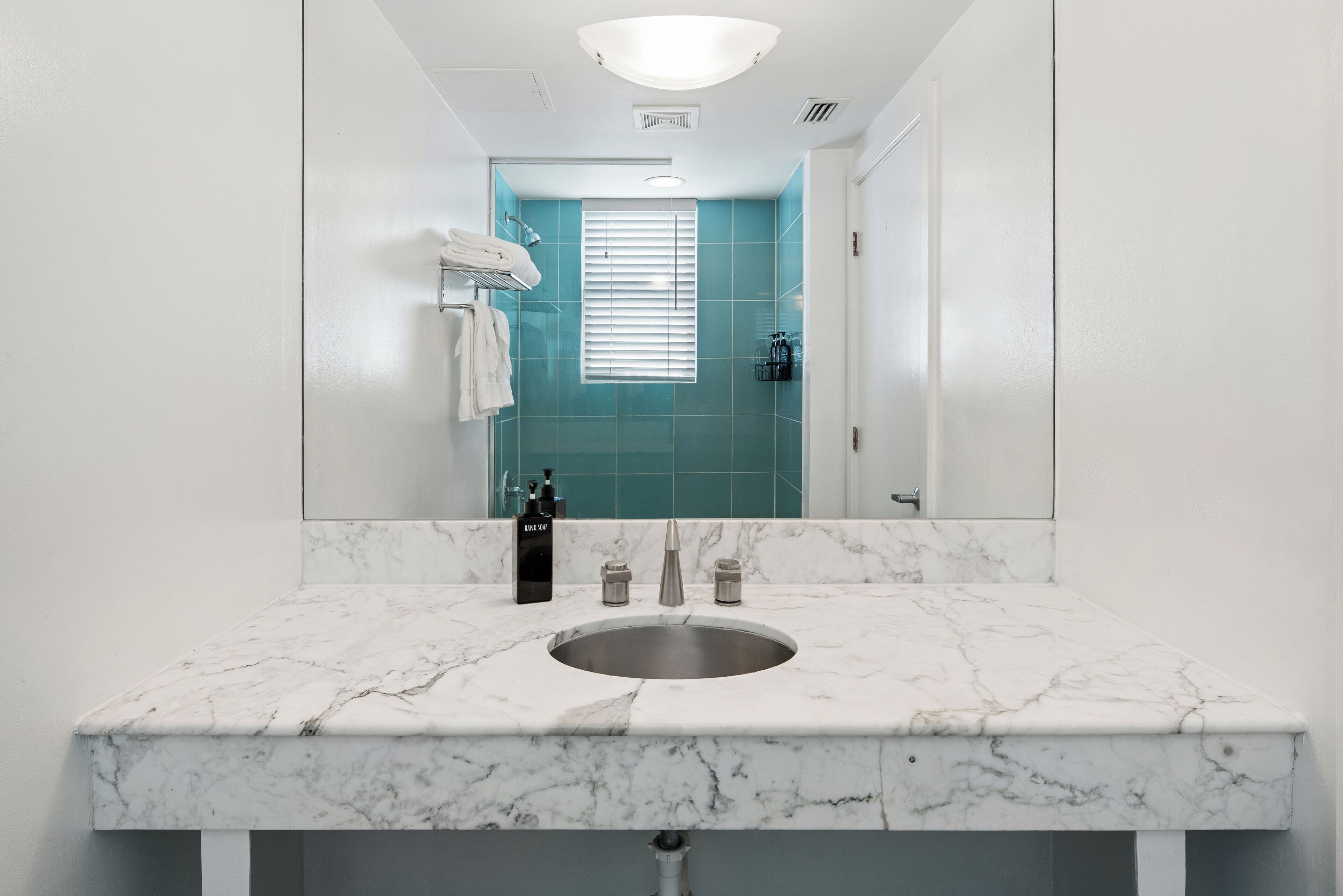 Produtos de toalete grátis, secador de cabelo, toalhas de banho 