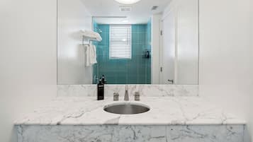 Produtos de toalete grátis, secador de cabelo, toalhas de banho