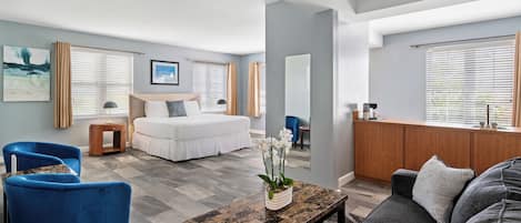 Suite Deluks, 1 Tempat Tidur King dengan tempat tidur Sofa (Lean On-Site Support) | 1 kamar tidur dan didekorasi berbeda-beda