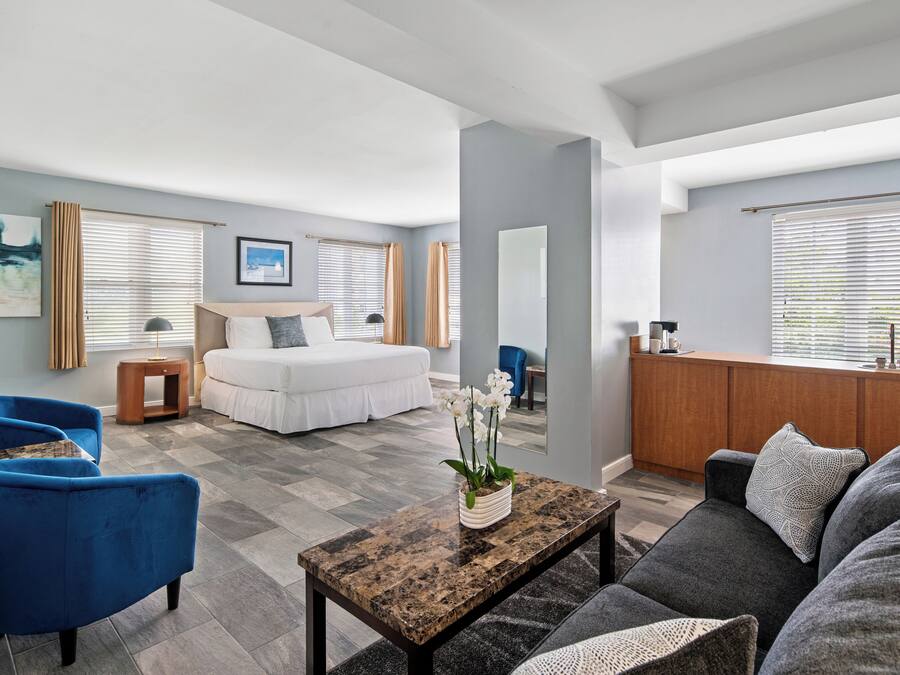 King Suite with Sofa bed - La Flora Building (Self Check-in) | Individually decorated, individually furnished, free WiFi, bed sheets
